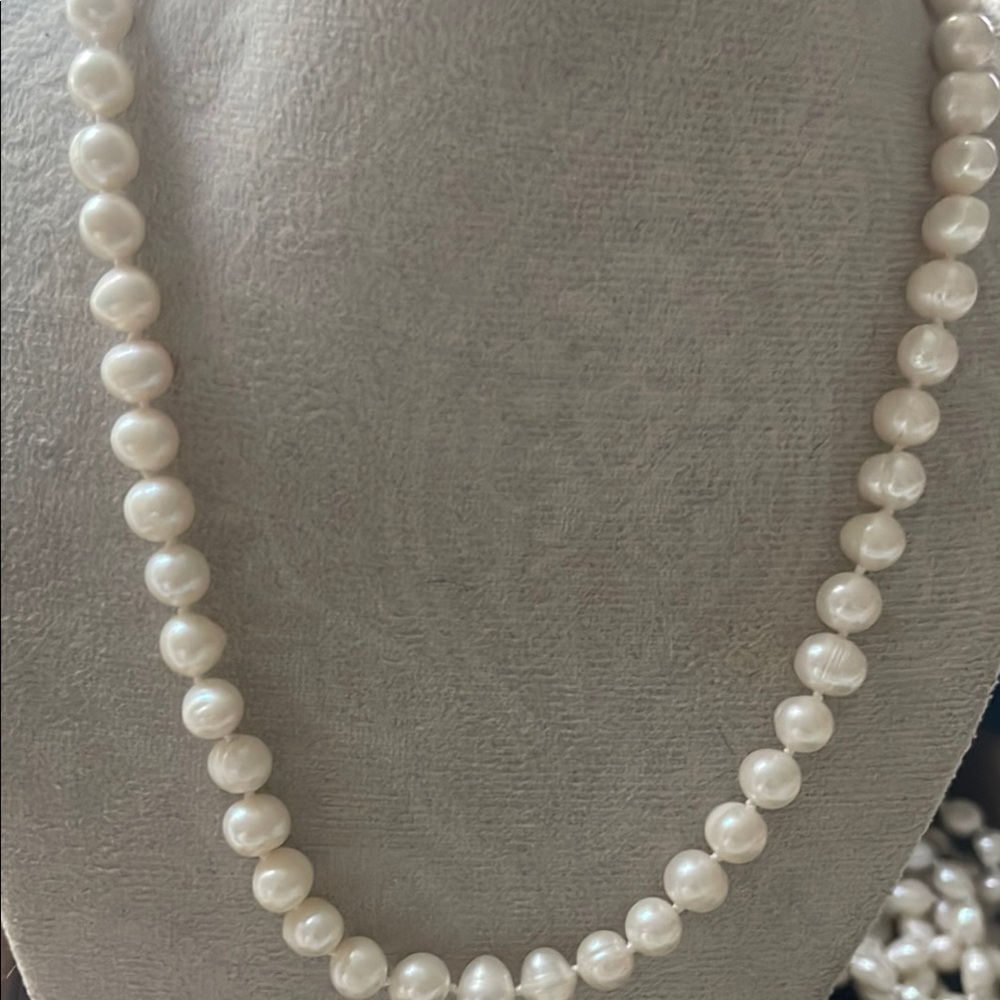 Gorgeous Japanese Akoya 7-9mm White Luxury Pearl Necklace with Lustrous Sheen